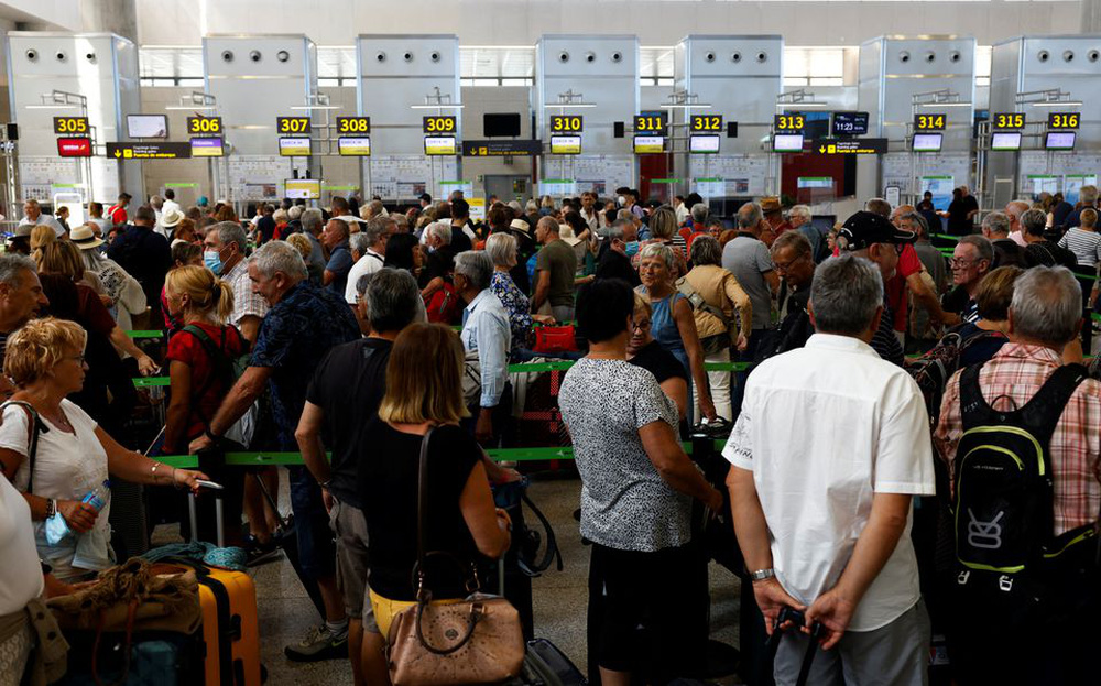 Áp lực lạm phát và kinh tế giảm tốc chưa thể ngăn người dân chi tiền cho các chuyến du lịch (Nguồn: Reuters)